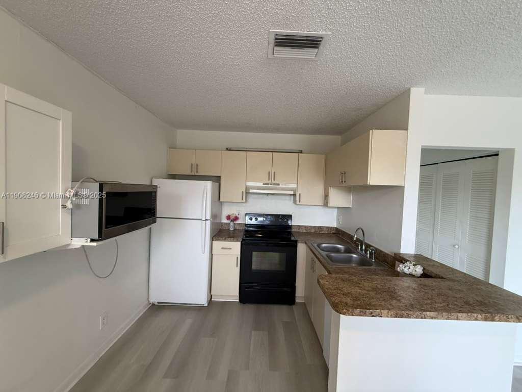 COUNTRY PARK CONDO - Residential Lease