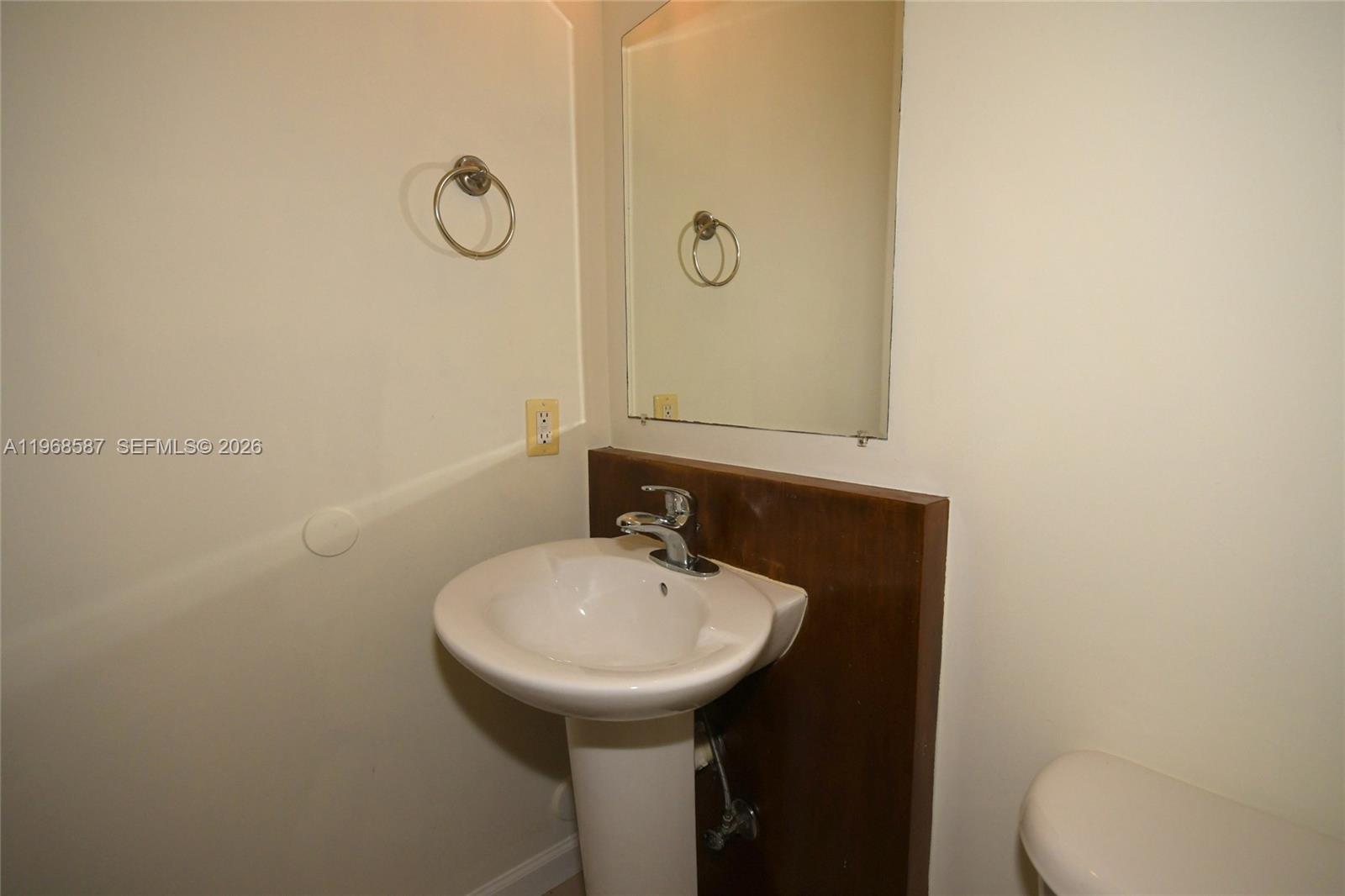 MANDO CONDO - Residential Lease