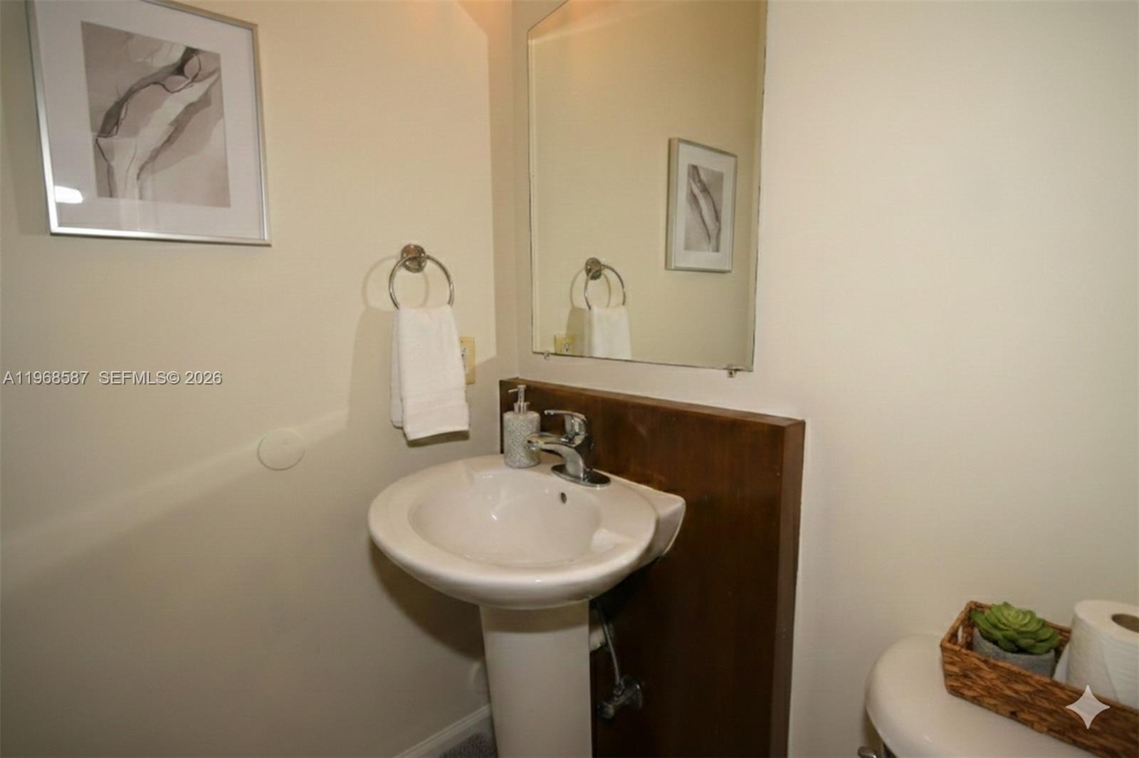 MANDO CONDO - Residential Lease