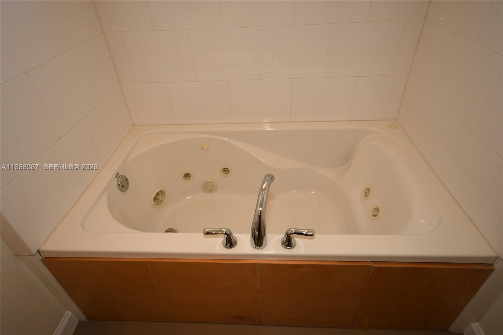 MANDO CONDO - Residential Lease