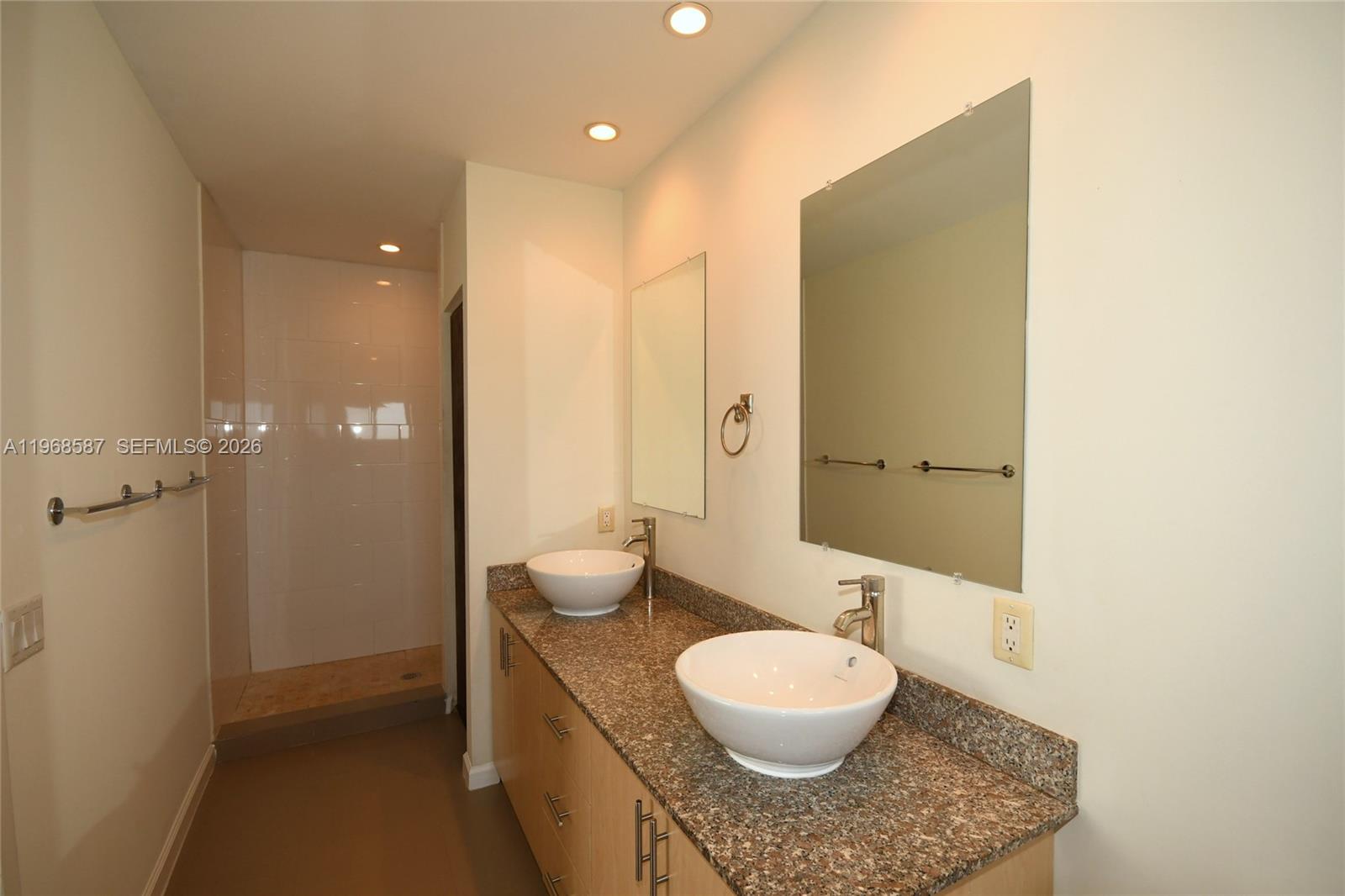 MANDO CONDO - Residential Lease