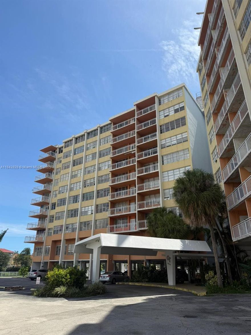 very nice 1 bedroom, one and a half bath, huge floor plan, walking closet, great opportunity for living or invest  , , a lot of potential 
don't miss