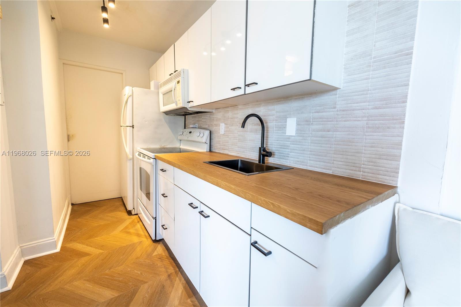 ISLANDER CONDO APTS - Residential