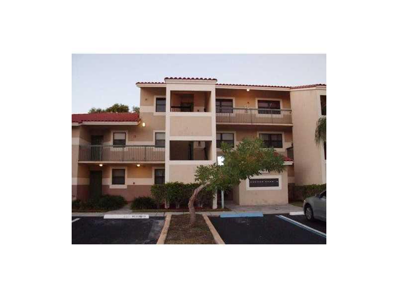 Excelent opportunity to own at sought after Villas de Venezia Condominium in Sunrise. This 2 bed 2 bath condo is awash with beautiful natural light and features a stunning lake view. Close to shopping and entertainment. This home is currently tenant occup ied and is a fantastic investment opportunity.