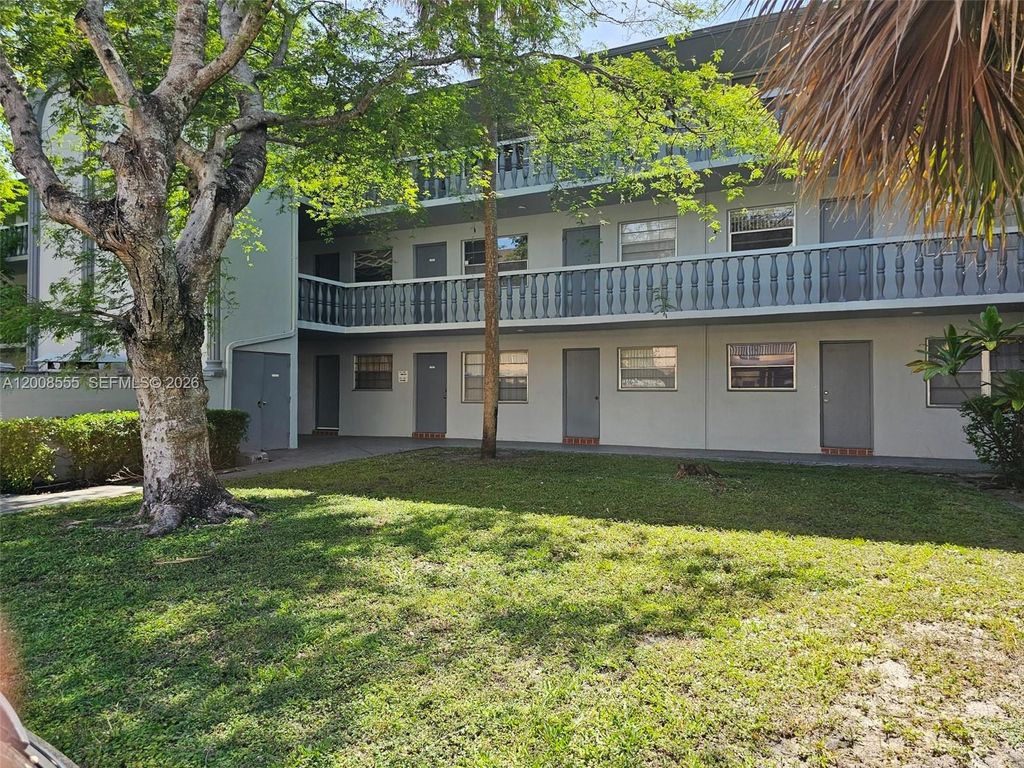 Photo of 900 Tallwood Ave #207, Hollywood, FL 33021 (MLS # A12008555)