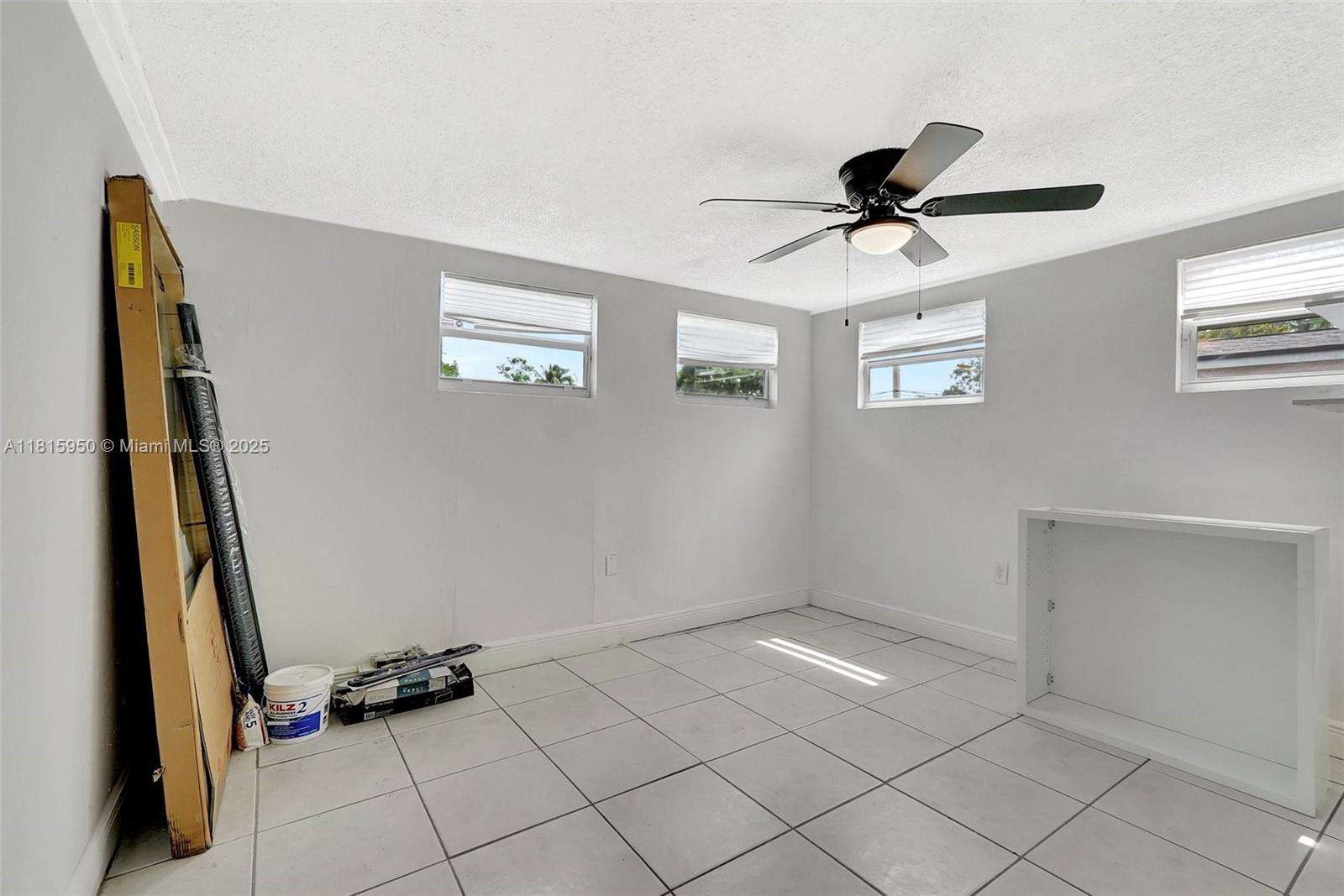 PALM LANE VILLA NO 4 - Residential Lease