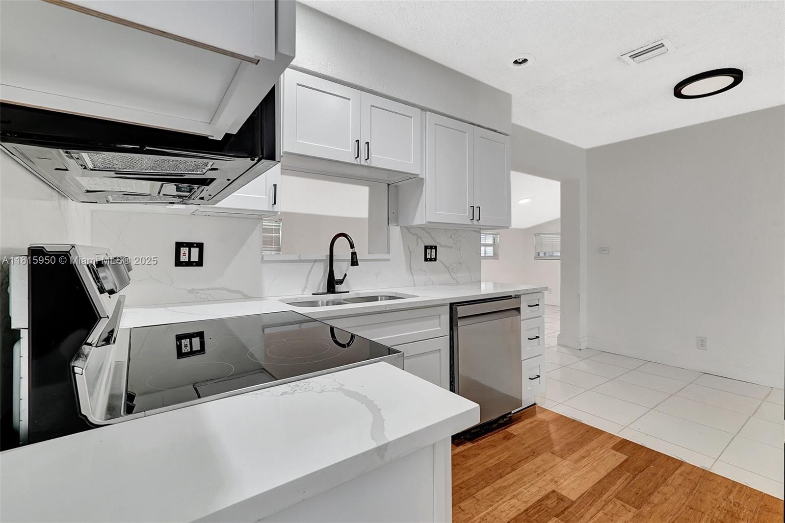 PALM LANE VILLA NO 4 - Residential Lease