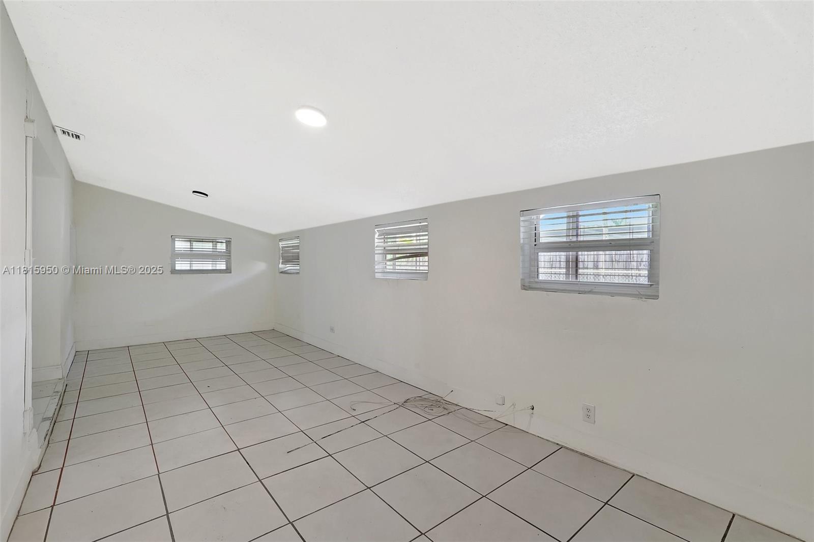 PALM LANE VILLA NO 4 - Residential Lease