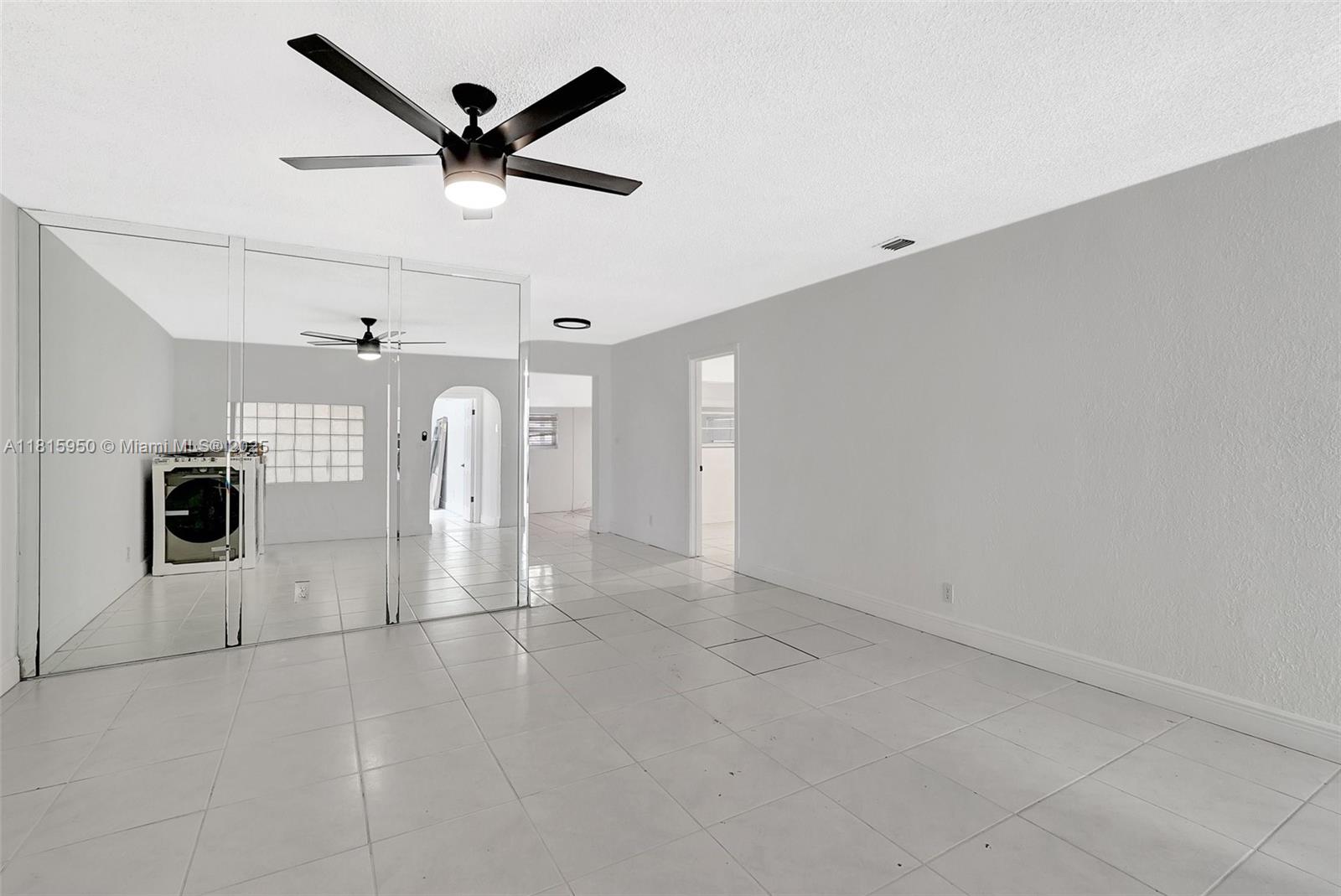PALM LANE VILLA NO 4 - Residential Lease
