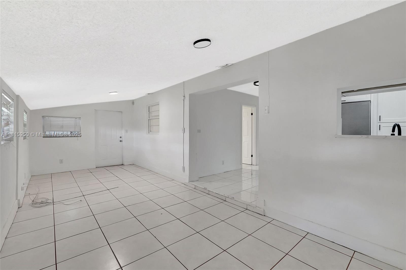 PALM LANE VILLA NO 4 - Residential Lease