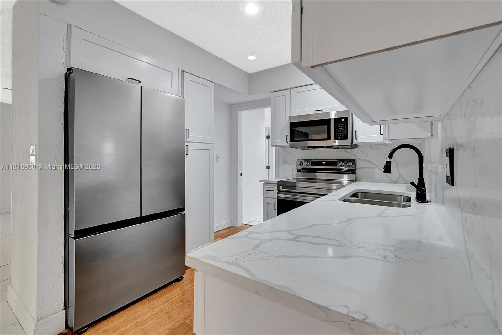 PALM LANE VILLA NO 4 - Residential Lease
