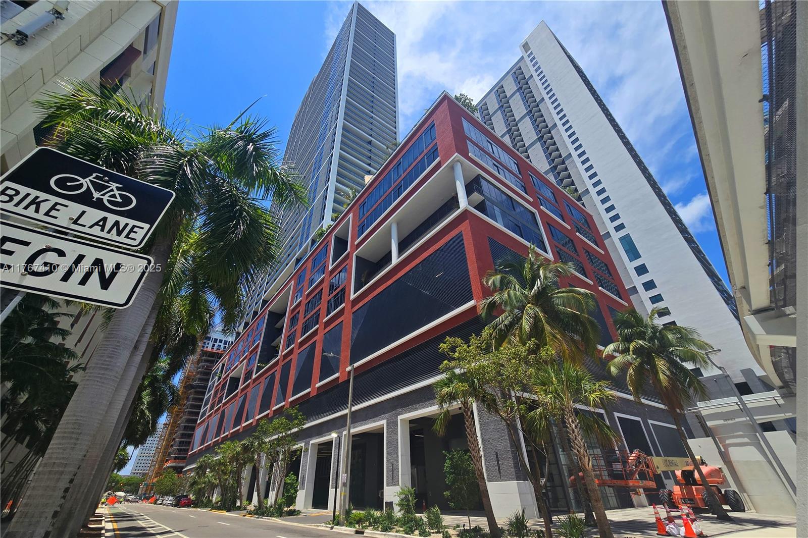 View photos, virtual tours, details... 601 NE 1ST AVE 2004