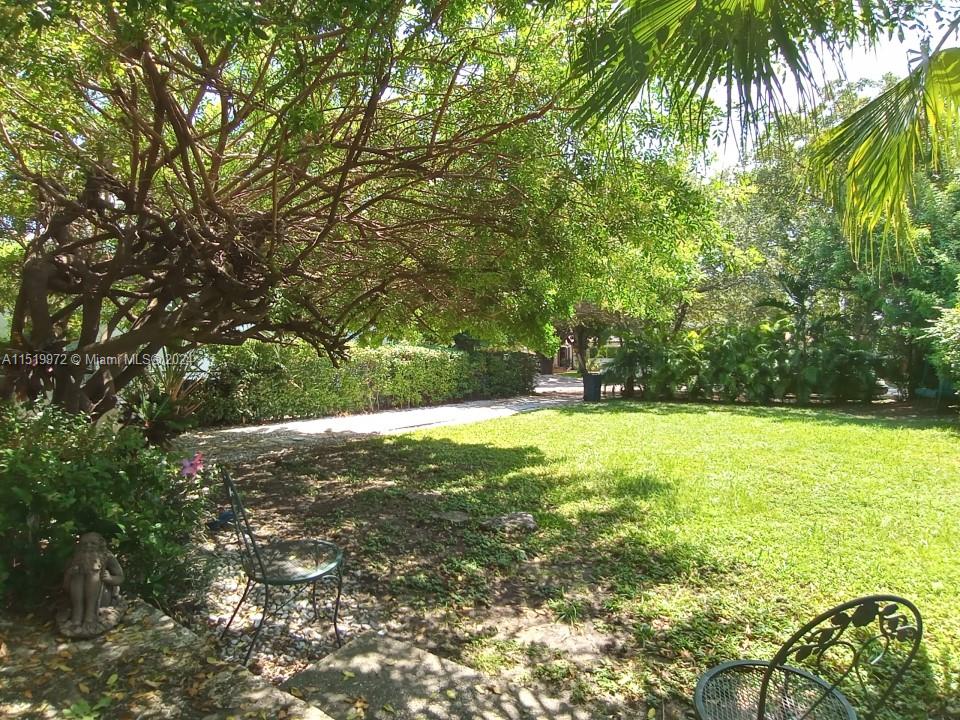 563 W 49th St