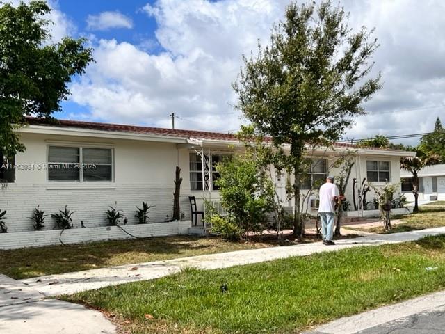 Wonderful CORNER Duplex units on desirable location at east Hallandale Beach. Both Units are rented with excelents Tenants. Four Parking spaces available. Hugh lot with garden in an area with use code 08 (Multi-family – less than 10 units). Do not miss this wonderful investment opportunity.