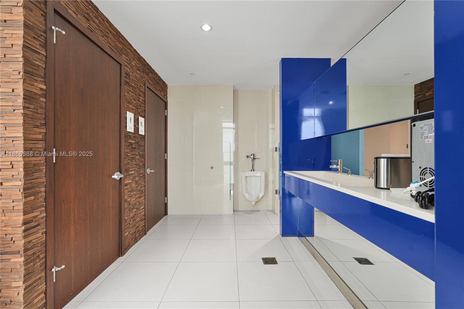 APOGEE BEACH CONDOMINIUM - Residential Lease