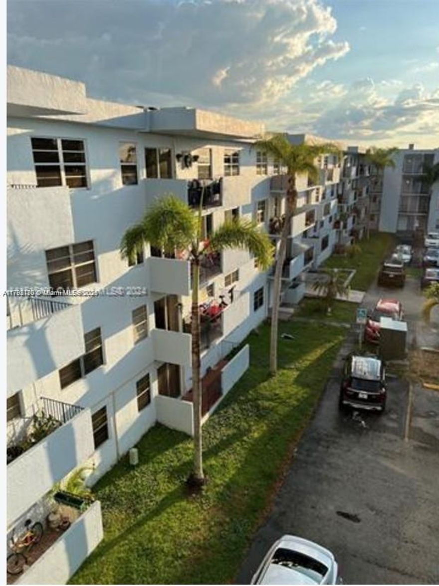 Apartment spacious 3 bed 2 bath with tiles throughout floors in huge walking closet, wood kitchen and stone countertops, washer and dryer, Bathrooms remodeled, Elevator, clubhouse, near to FIU and turnpike, perfect for investment, text faster Listing Agent.