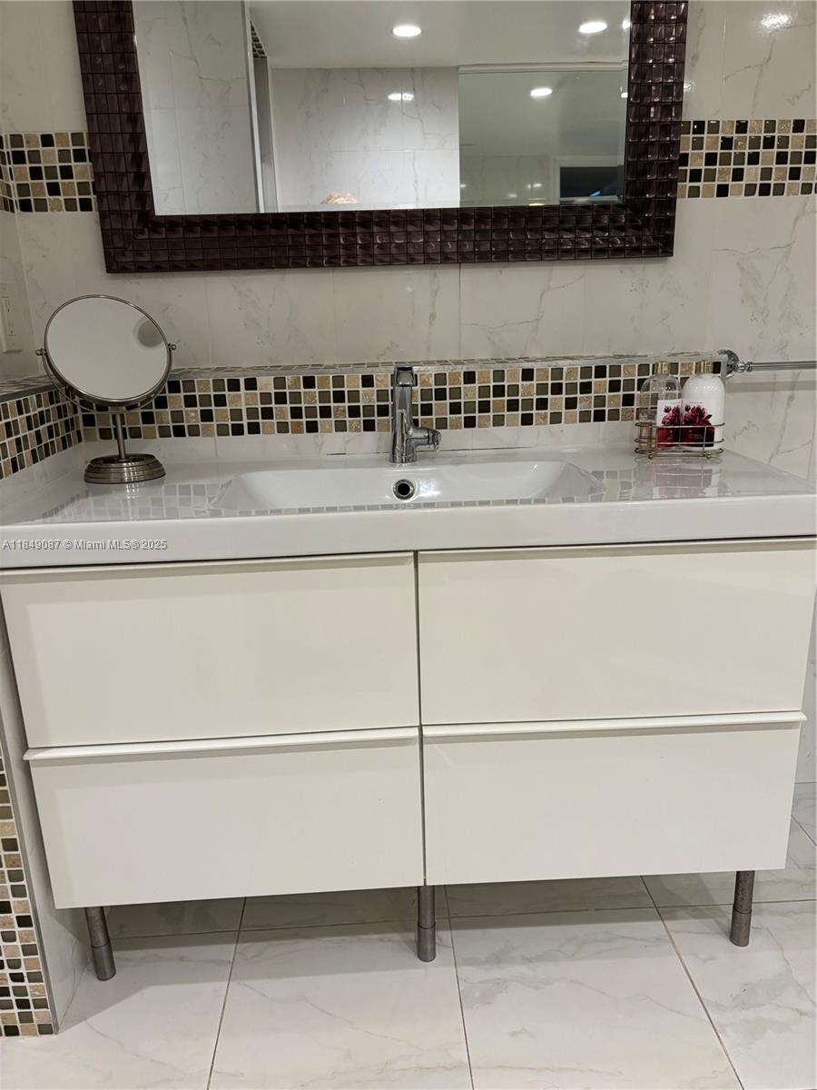 PRINCE GEORGE ARMS CONDO - Residential Lease