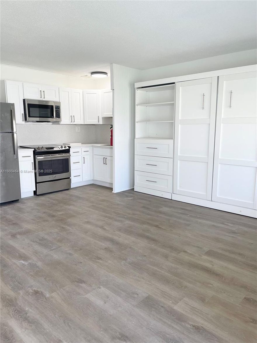 Charming updated efficiency apartment for rent. New kitchen, stainless steel appliances and laminate flooring. Murphy bed included. Close to the beach, shopping and public transportation.