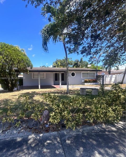 Tiny photo for 221 NE 24th St, Pompano Beach, FL 33064 (MLS # A12007730)