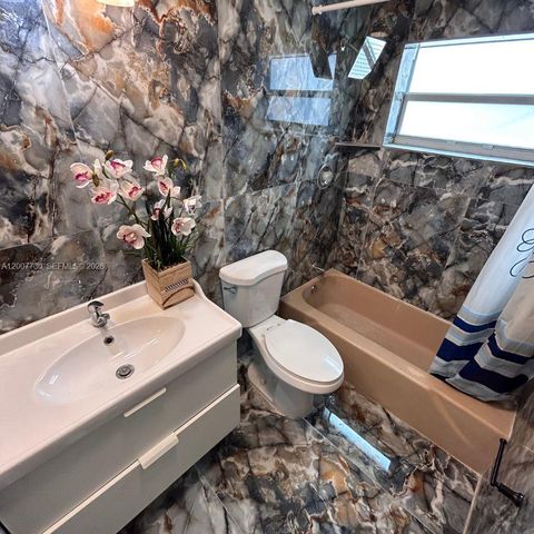 Tiny photo for 221 NE 24th St, Pompano Beach, FL 33064 (MLS # A12007730)