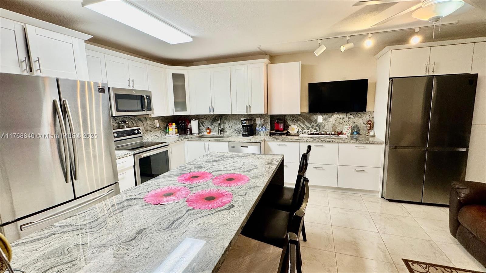 Property for Sale at 20381 Ne 30th Ave 118-7, Aventura, Miami-Dade County, Florida - Bedrooms: 3 
Bathrooms: 2  - $399,000