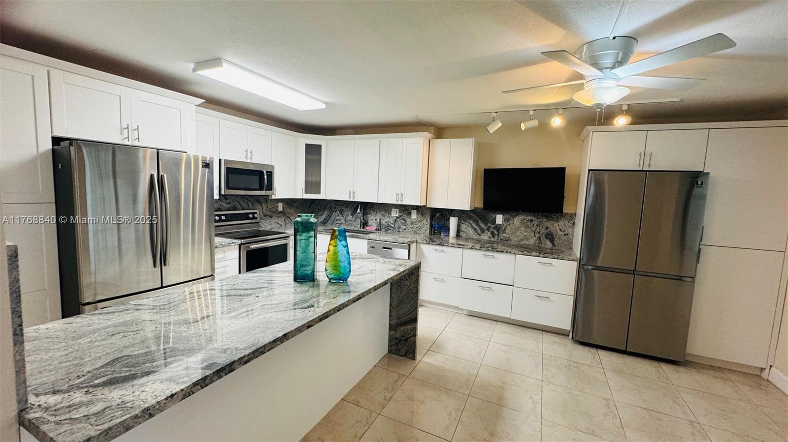 Property for Sale at 20381 Ne 30th Ave 118-7, Aventura, Miami-Dade County, Florida - Bedrooms: 3 
Bathrooms: 2  - $395,000