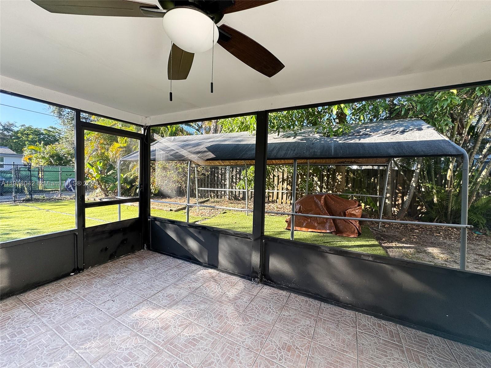 HOLLYWOOD HILLS - Residential