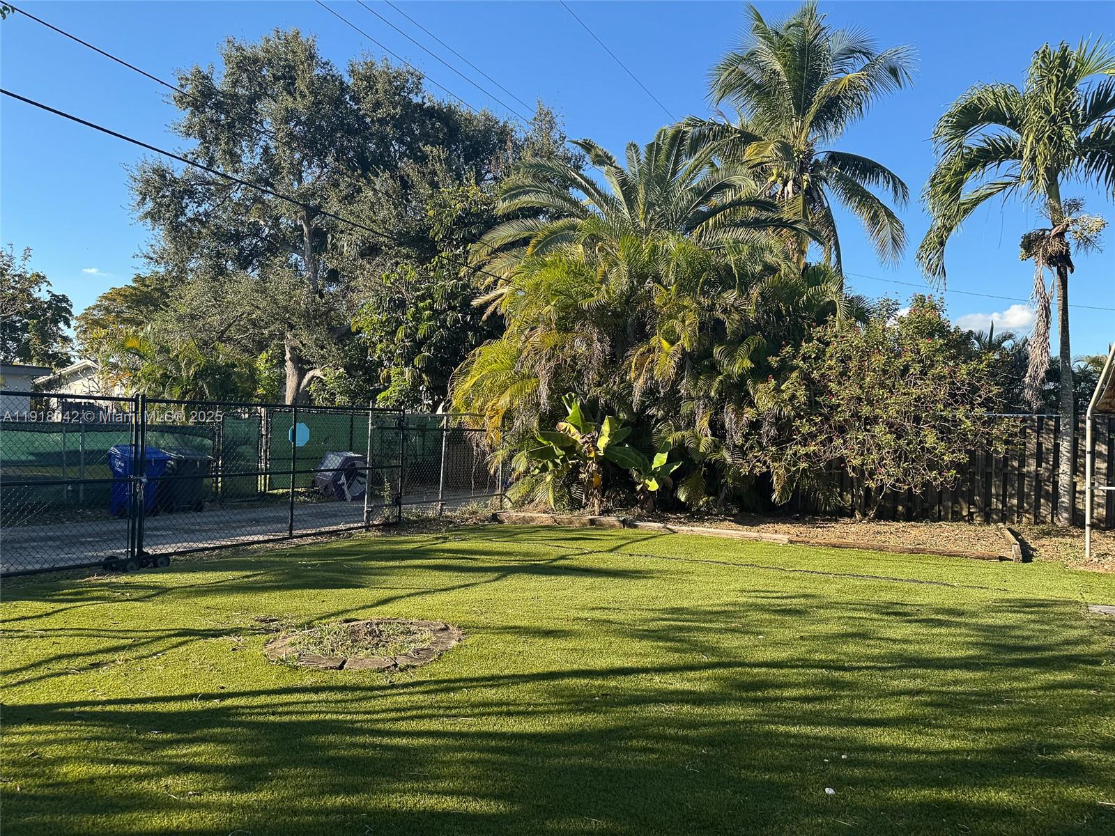 HOLLYWOOD HILLS - Residential