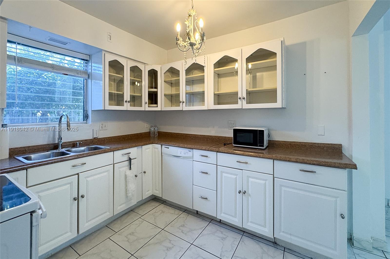 HOLLYWOOD HILLS - Residential