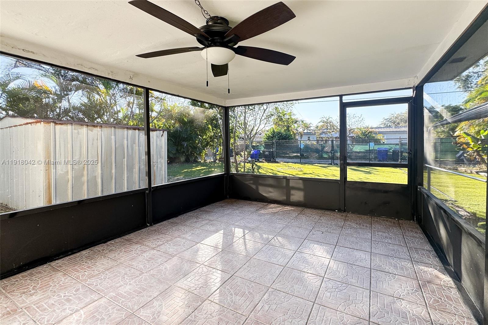 HOLLYWOOD HILLS - Residential