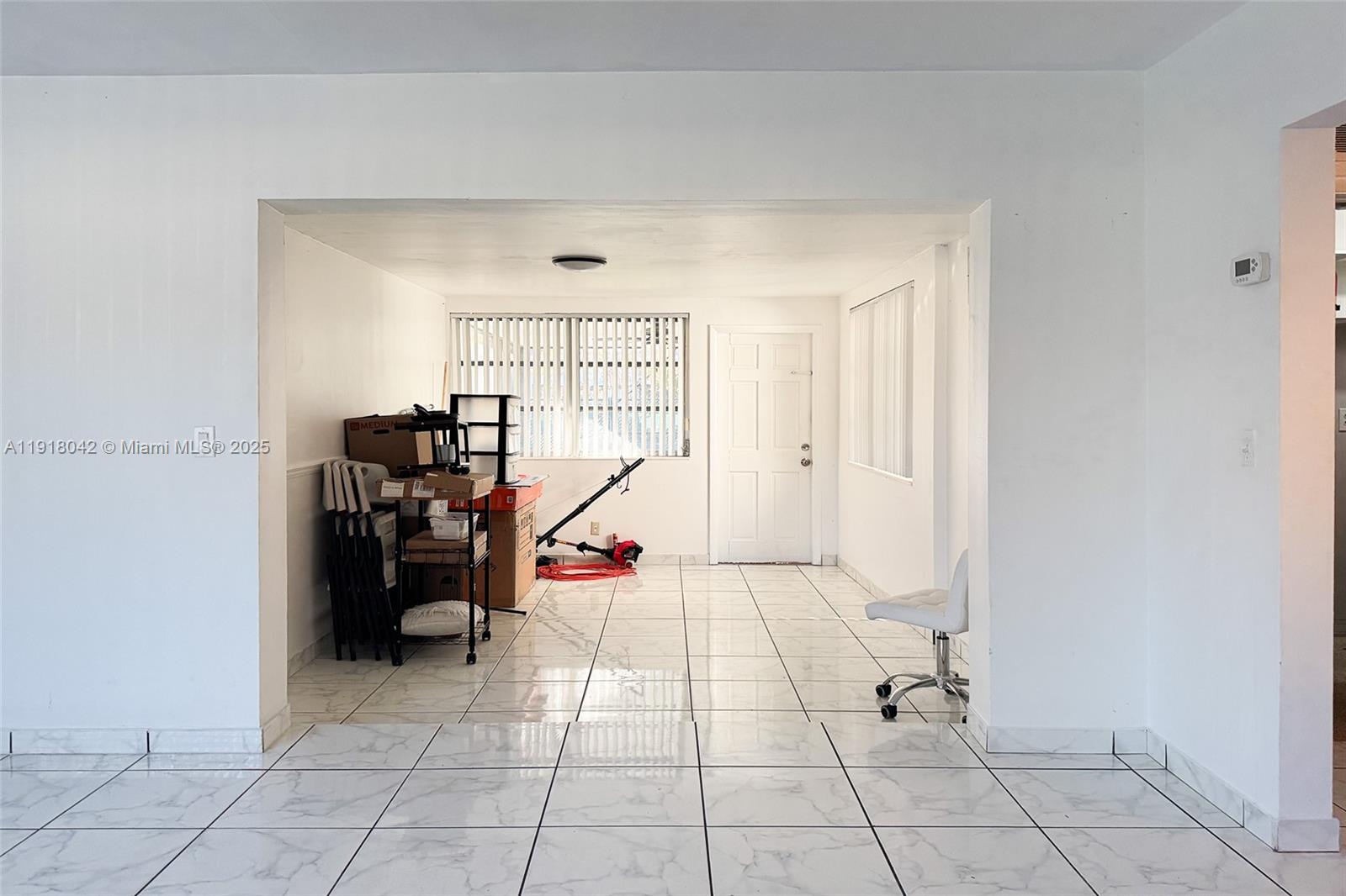 HOLLYWOOD HILLS - Residential