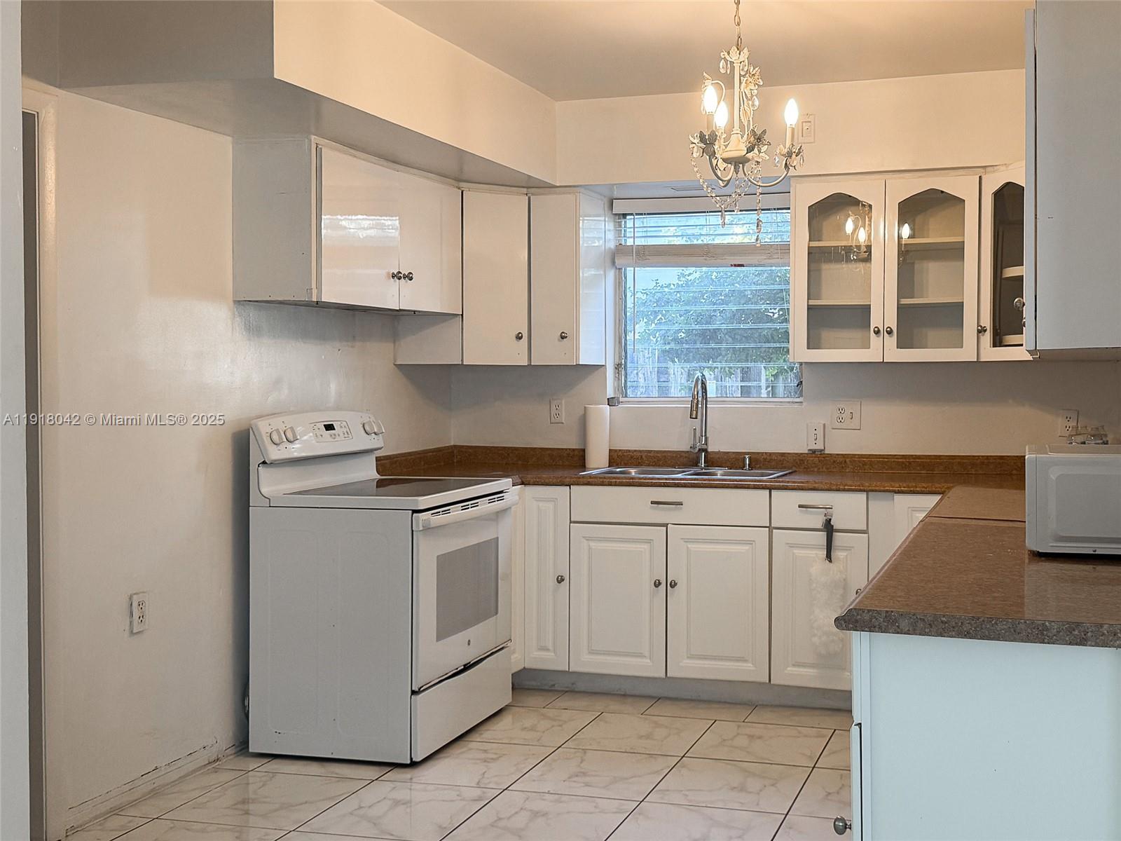 HOLLYWOOD HILLS - Residential