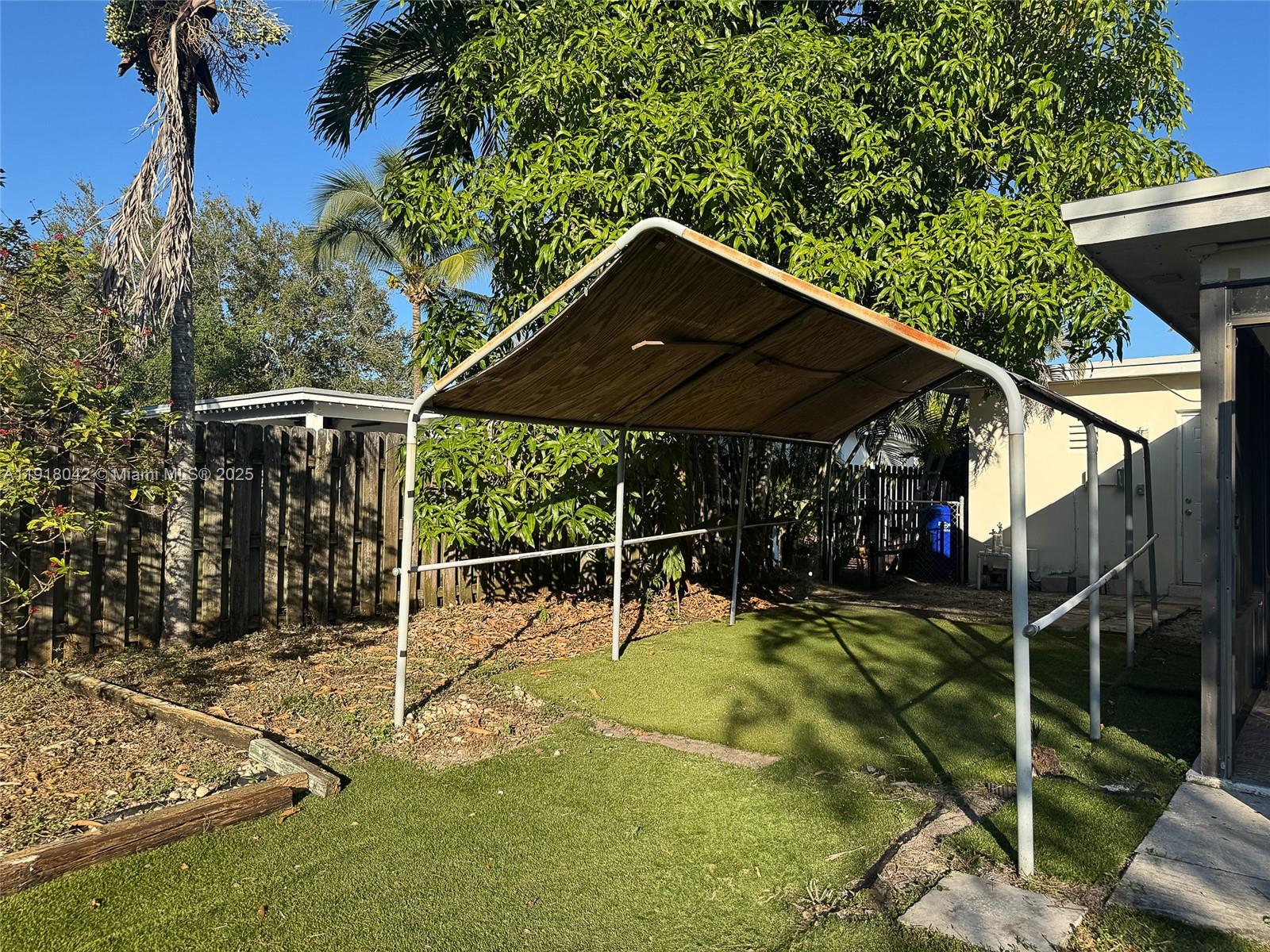 HOLLYWOOD HILLS - Residential