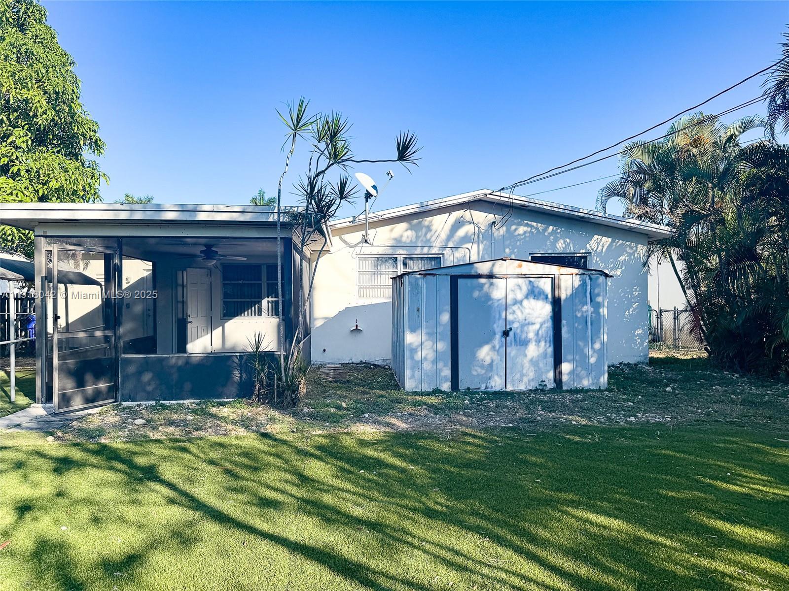 HOLLYWOOD HILLS - Residential