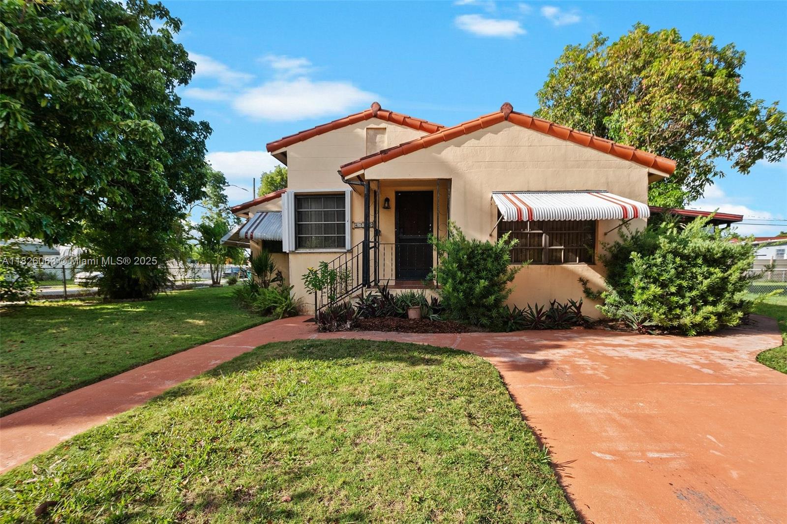 A Great Starter home for a young family or investor.
This corner lot "diamond in the rough" is the ideal investment opportunity. It is a 3/2.
Fenced yard with fruit trees and a covered screened porch.
Property is being sold as is. Please note that the Seller will not provide any credits of any kind.