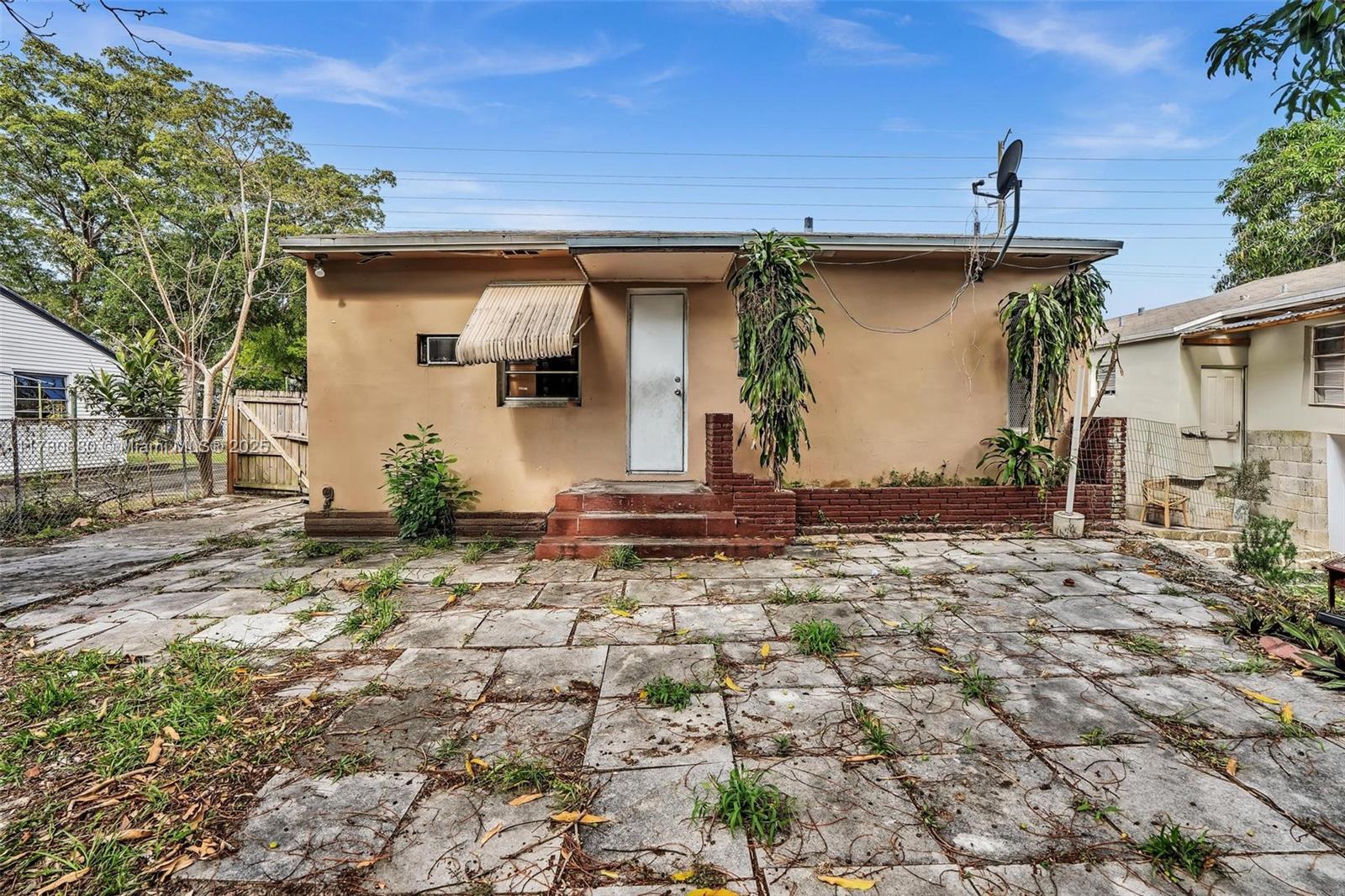 HOLLYWOOD LITTLE RANCHES - Residential Income