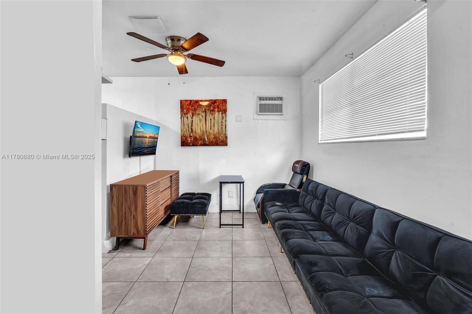 HOLLYWOOD LITTLE RANCHES - Residential Income