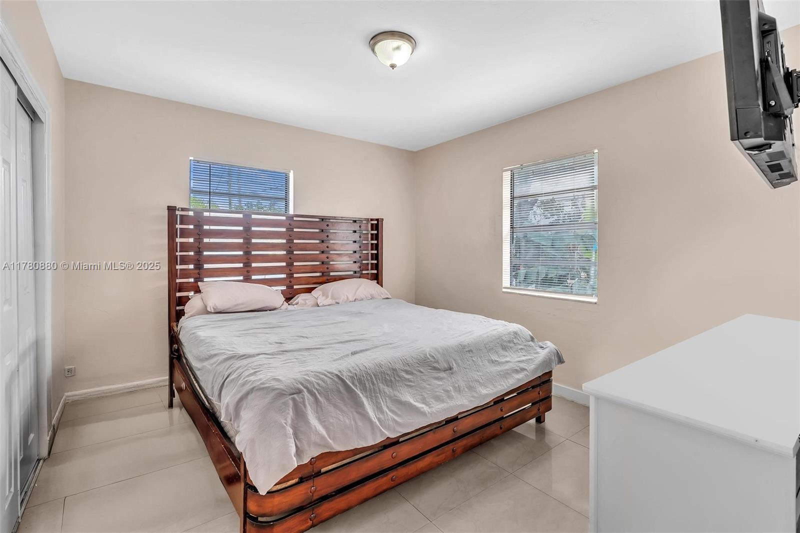 HOLLYWOOD LITTLE RANCHES - Residential Income