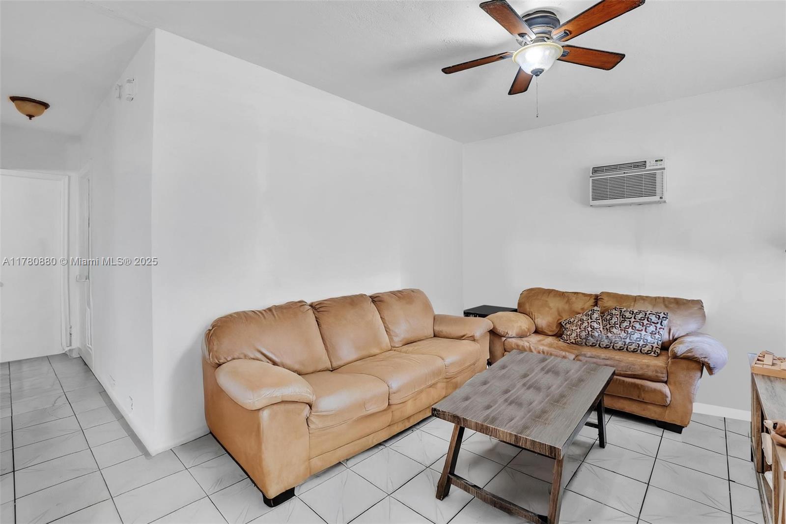 HOLLYWOOD LITTLE RANCHES - Residential Income