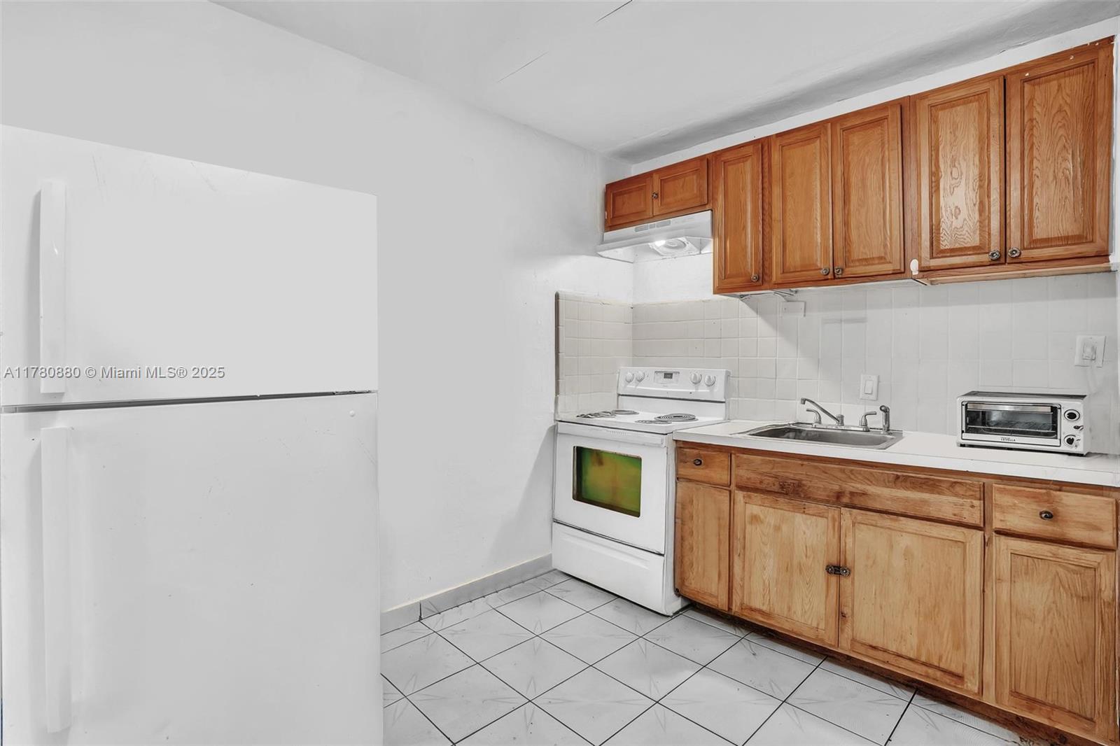 HOLLYWOOD LITTLE RANCHES - Residential Income