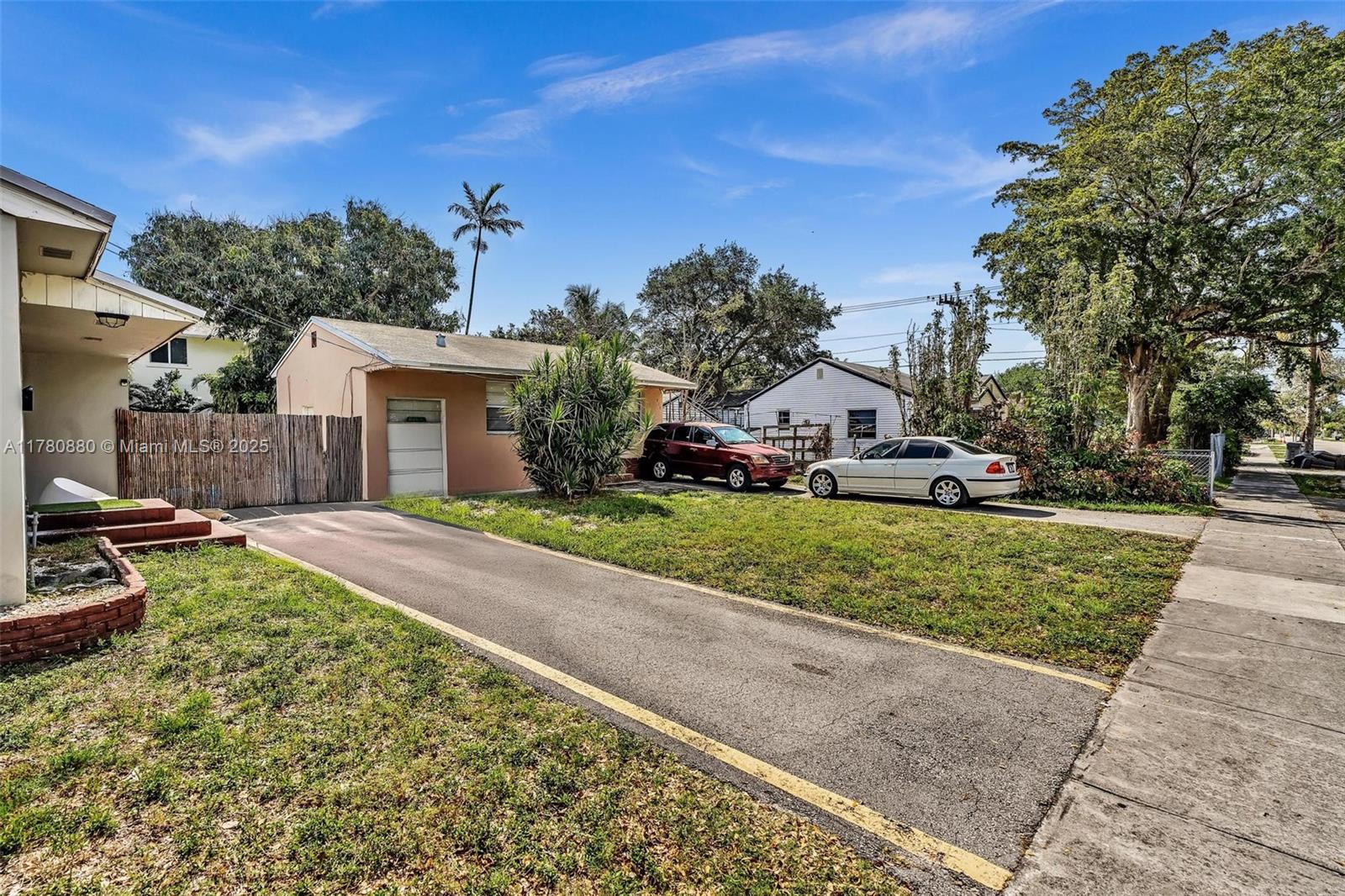 HOLLYWOOD LITTLE RANCHES - Residential Income