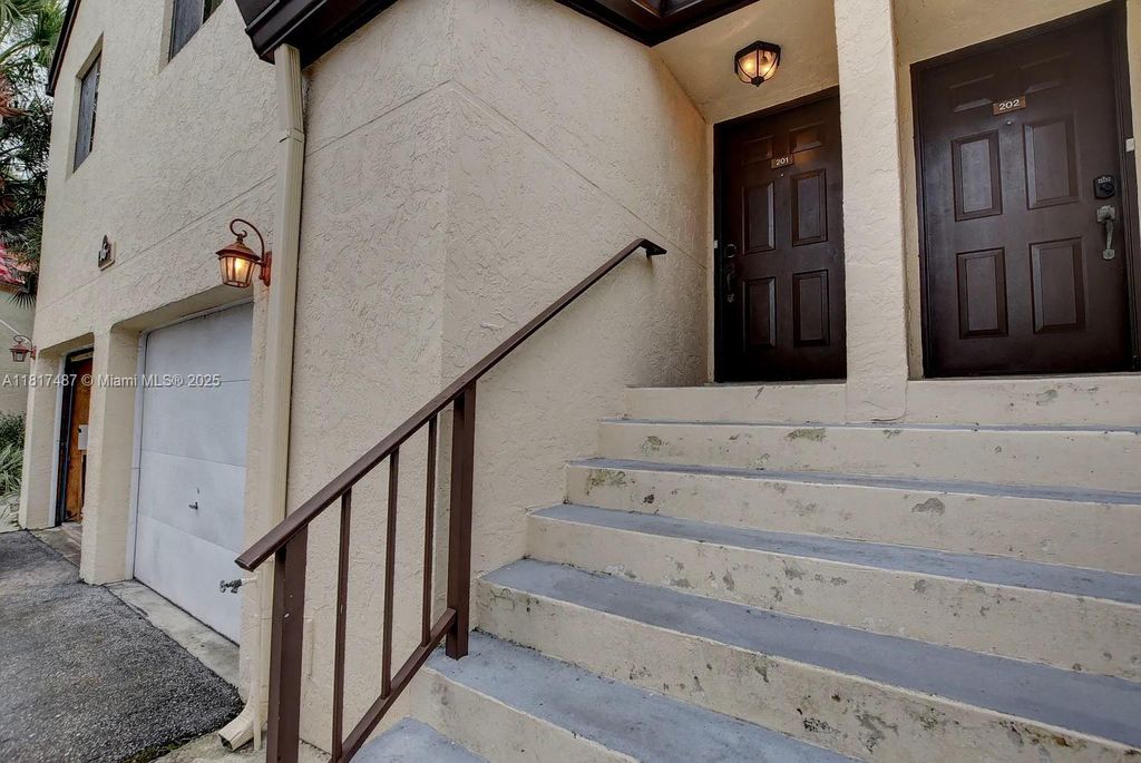 Photo of 16 Via De Casas Sur #201, Boynton Beach, FL 33426 (MLS # A11817487)