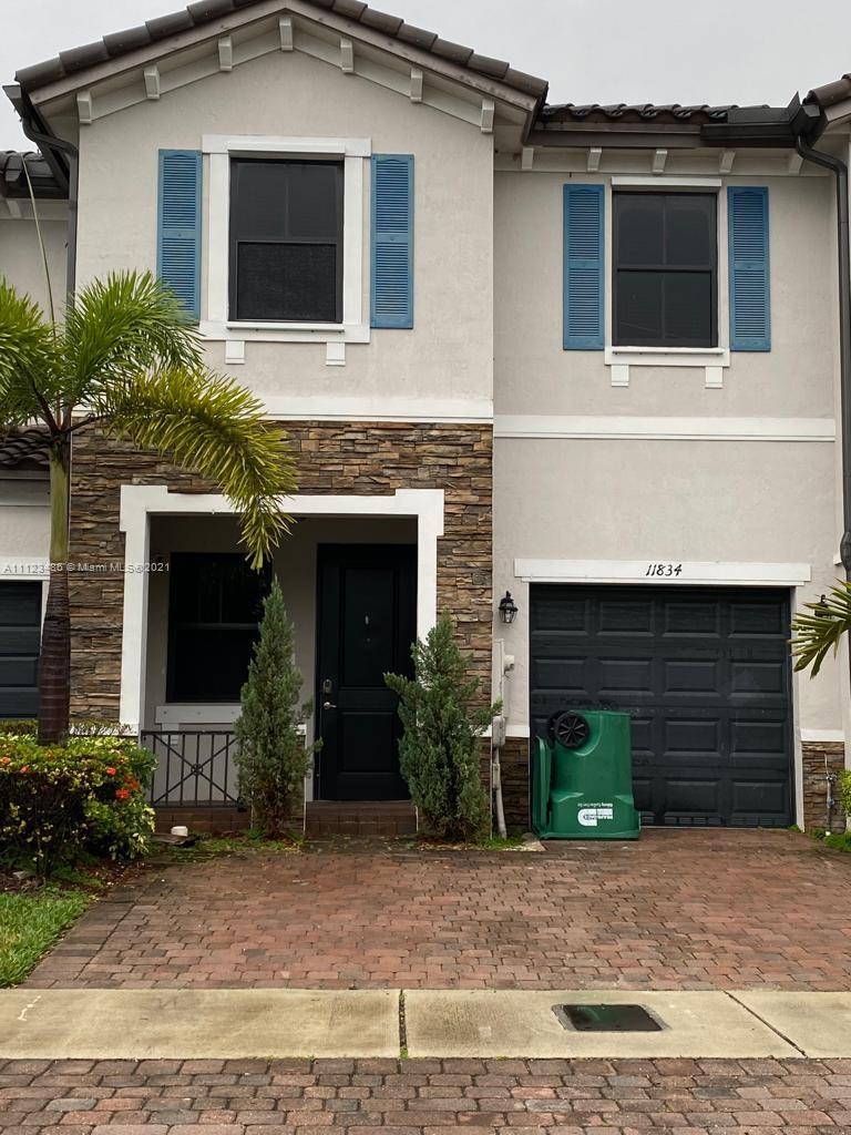 Gorgeous Townhouse in Kendall. Family oriented community. Just listed with a low price for a fast sale. It wont last long!!!