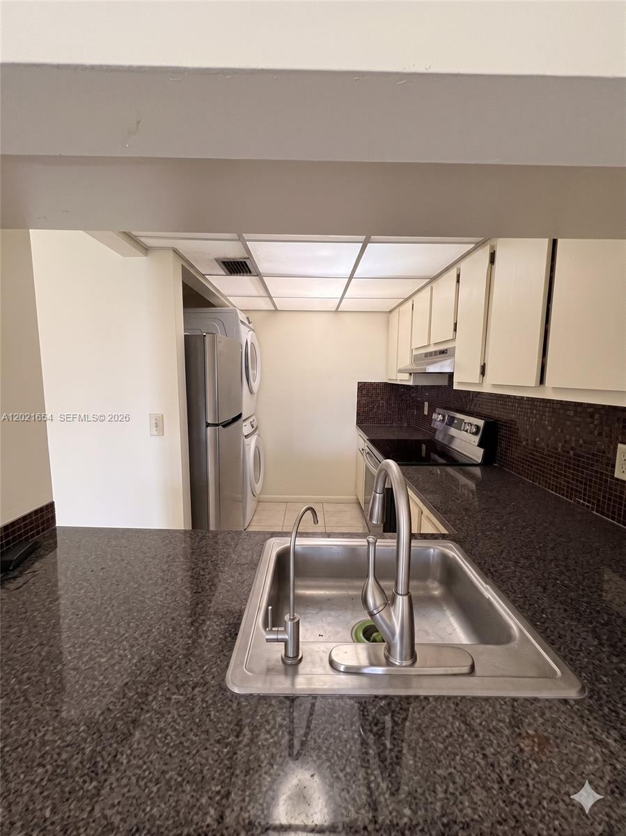 10038 Winding Lake 204
