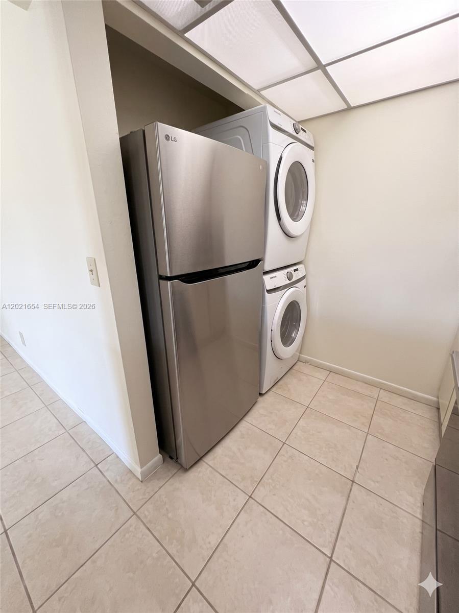 10038 Winding Lake 204