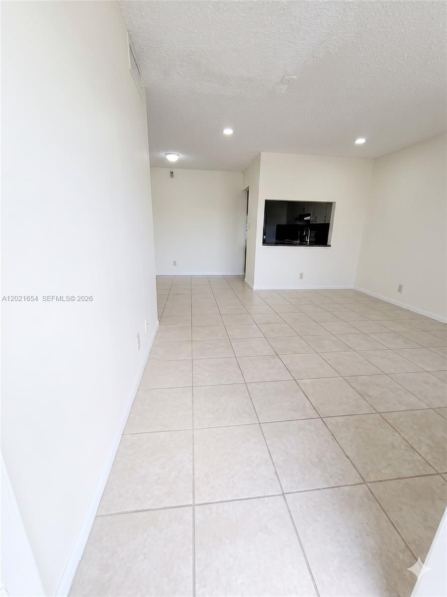10038 Winding Lake 204