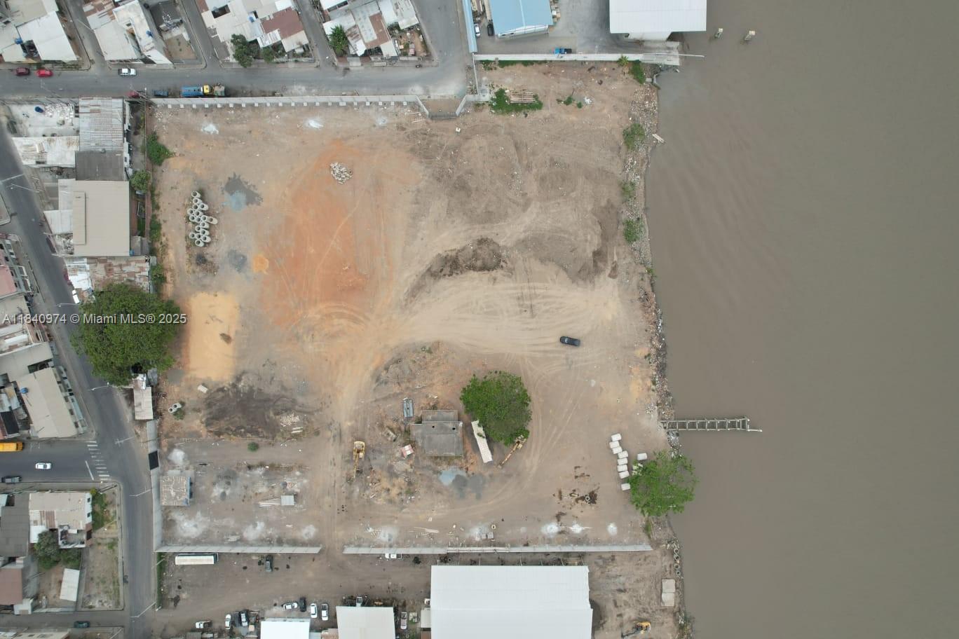Impressive 19,000 m² land lot, strategically located facing the Guayas River at Km 1 on the Durán highway, in the Barrio Los Helechos sector. The property offers 145 meters of riverfront and 142 meters of depth.
The lot includes two two-story houses, each with 220 m² of construction, as well as a fully enclosed and finished 400 m² warehouse and a private dock.
First House:
Upper Floor: Three bedrooms, spacious living room, and three bathrooms.
Ground Floor: Three bedrooms, large living area, and two bathrooms.
Second House:
Upper Floor: Large office with private bathroom.
Ground Floor: Two additional offices and a bathroom.
This riverfront property represents a unique opportunity, ideal for commercial.