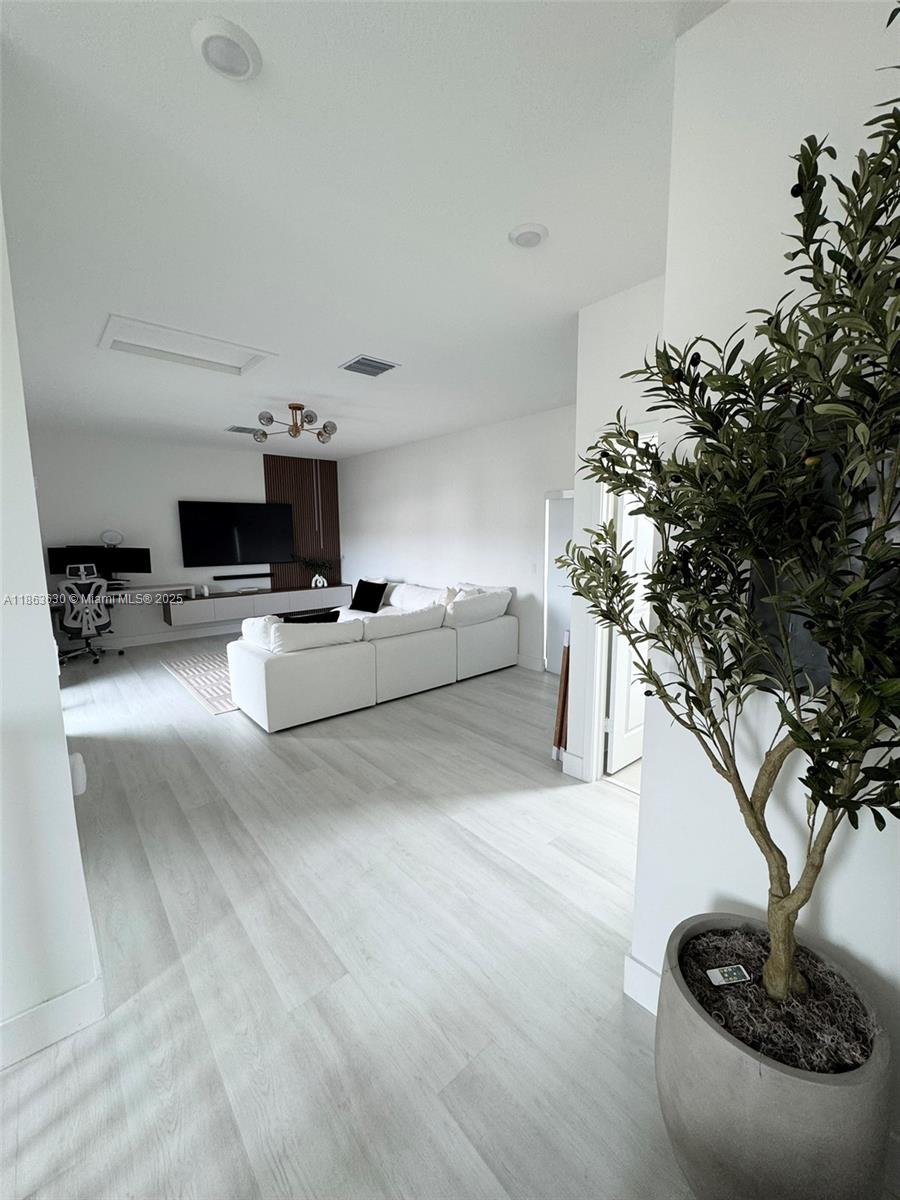 DOWNTOWN DORAL SOUTH PHAS - Residential