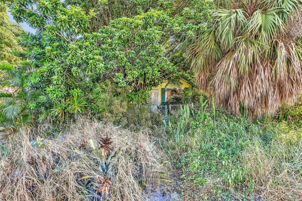 Photo of 424 N J St, Lake Worth, FL 33460 (MLS # A11982240)