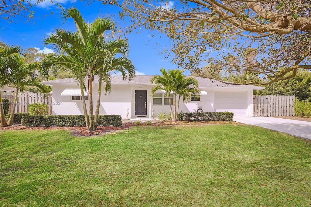 Photo of 1519 Summer Ave, Jupiter, FL 33469 (MLS # A11563728)